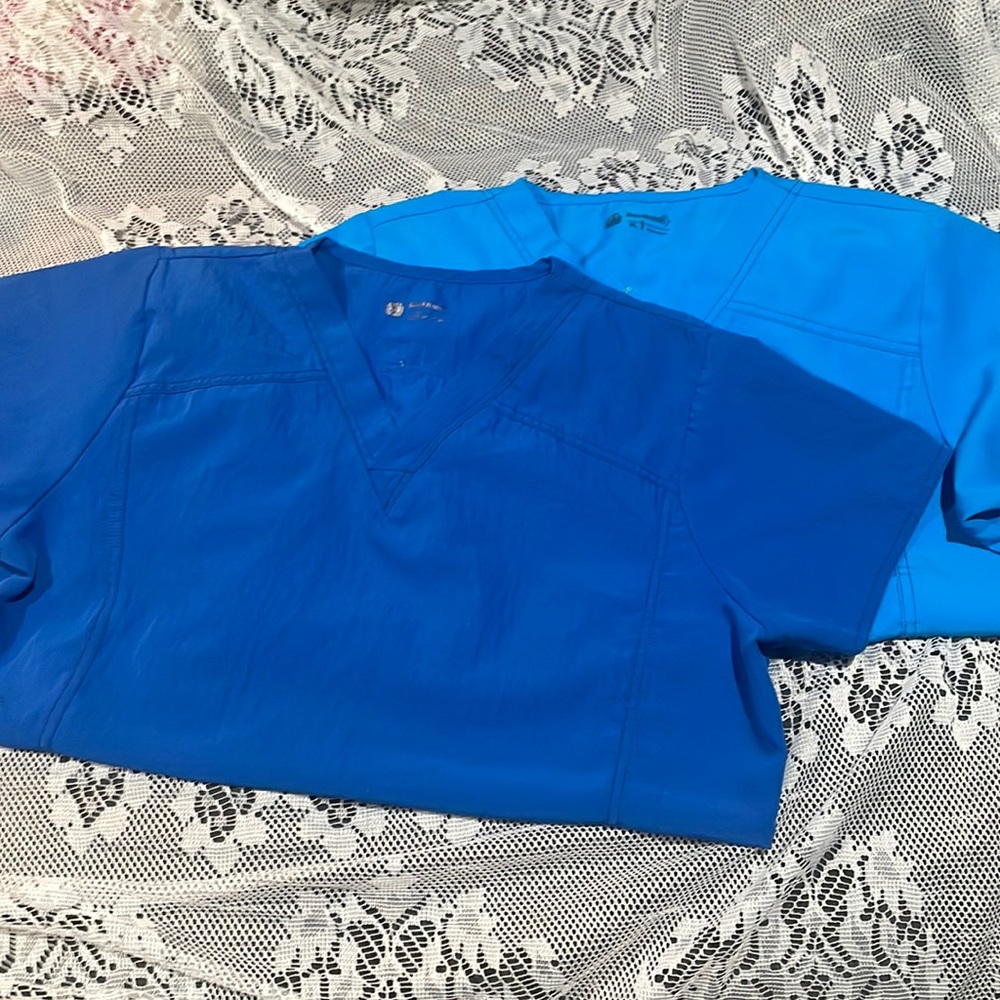 2 wonderwink scrub tops 4stretch X-Large and 2 X-Large bottoms